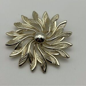 Vintage Sarah Coventry Beautiful Textured Gold Tone Flower Sun Brooch Pin